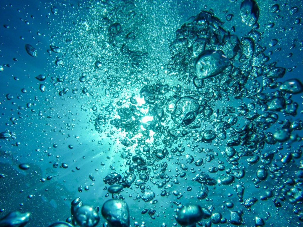 L'eau est l'élément qui nous connecte à nos émotions, elle fait partie de nous à 90% quasiment. Alors écoutons là nous parler.