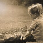 Communication intuitive entre une petite fille et son chat