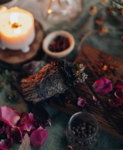 Visuel sensuel, doux et chaud servant à montrer l'ambiance dans lequel se déroule cet accompagnement magique.